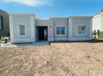 Casa · 140m² · 4 Ambientes · Casa en Santa Emilia, Pilar del Este