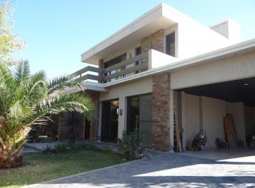 Casa · 400m² · 3 Dormitorios · 4 Cocheras · Casa de Dos Plantas en Venta! Barrio Privado