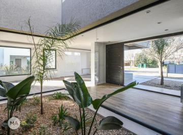 Casa · 301m² · 6 Ambientes · 2 Cocheras · Casa 4 Dorm., 4 Baños, Lote de 1200 m² - Kentucky Club de Campo - Funes | Venta
