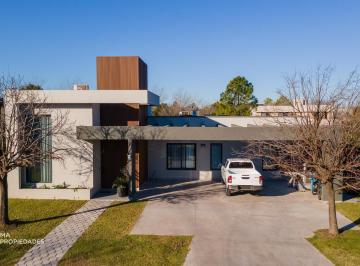 Casa · 265m² · 5 Ambientes · 4 Cocheras · Casa 3 Dorm. - Kentucky Club de Campo - Funes