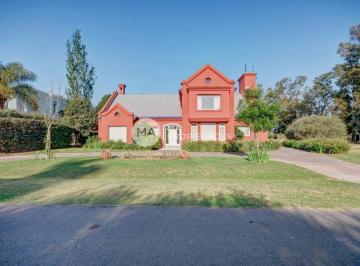 Casa · 345m² · 6 Ambientes · 2 Cocheras · Casa 3 Dorm. en Kentucky Funes