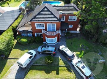 Casa · 255m² · 6 Ambientes · Casa en Venta - Barrio Echeverria del Lago, Canning