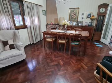 Casa · 105m² · 4 Ambientes · 1 Cochera · Venta Casa 4 Amb con Jardín y Cochera en J. Mármol