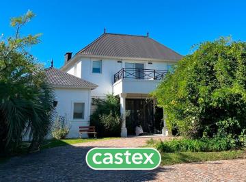 Casa · 330m² · 4 Ambientes · 1 Cochera · Casa a La Venta, Al Lago, con Increíble Espejo de Agua en El Barrio Los Castores. Nordelta.