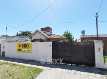 Casa · 400m² · 3 Ambientes · 1 Cochera · Hermoso Chalet en Lote de 10x40 m en de La Peña Al 3600 - Espect Jardin - Lanus Este