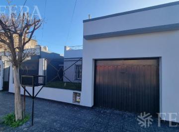 Casa · 117m² · 4 Ambientes · 1 Cochera · Venta de Casa de 4 Ambientes con Cochera y Fondo Libre en Wilde