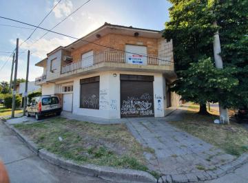 Casa · 187m² · 2 Dormitorios · 1 Cochera · Casa de 3 Ambientes y Local en Venta, Ituzaingó Norte