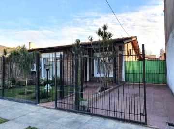 Casa · 110m² · 3 Ambientes · 2 Cocheras · Casa de 3 Amb. con Quincho y Piscina en Venta, Ituzaingó Norte.