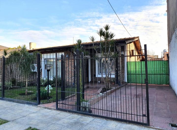 Casa · 110m² · 3 Ambientes · 2 Cocheras