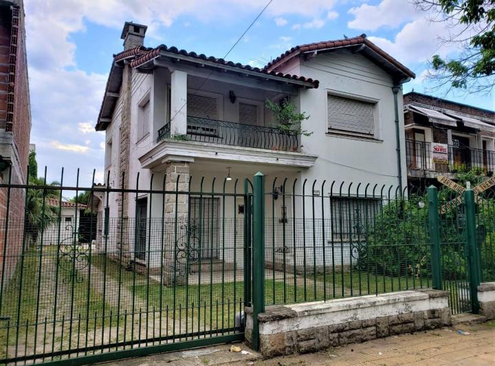 Casa · 300m² · 4 Ambientes · 2 Cocheras