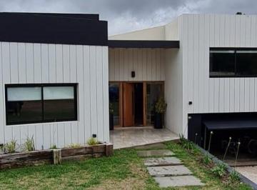 Casa · 250m² · 4 Dormitorios · 3 Cocheras · Casa en Venta en Costa Esmeralda