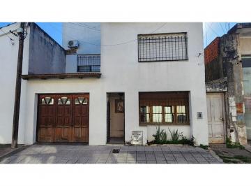 Casa · 170m² · 7 Ambientes · 1 Cochera · Pje. Arengo 4170