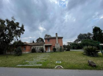 Casa · 277m² · 5 Ambientes · 4 Cocheras · Excelente Chalet 5 Amb. C/ Pileta Climatizada 277 m² Cub. - Barrio La Deseada - Ezeiza