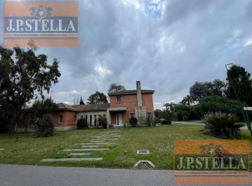 Casa · 277m² · 5 Ambientes · 4 Cocheras · Excelente Chalet 5 Amb. C/ Pileta Climatizada 277 m² Cub. - Barrio La Deseada - Ezeiza