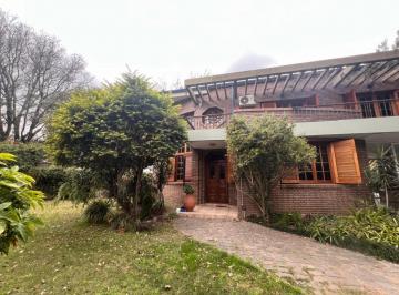 Casa · 261m² · 9 Ambientes · 2 Cocheras · Venta de Casa Alta Gama. La Soñada.