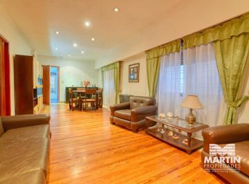 Casa · 139m² · 5 Ambientes · 2 Cocheras · Casa Chalet en Venta en Beccar 5 Ambientes con Dependencia de Servicio