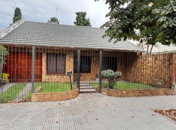 Casa · 227m² · 5 Ambientes · 1 Cochera · Venta de Casa 5 Ambientes con Cochera y Jardín en Versalles