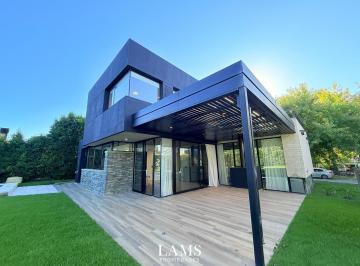 Casa · 230m² · 4 Ambientes · 3 Cocheras · Moderna Casa de Diseño en Venta en Arenas del Sur