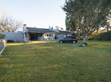 Quinta vacacional · 70m² · 2 Ambientes · 5 Cocheras · Venta Casa Quinta en Ranelagh con Parrilla Parque