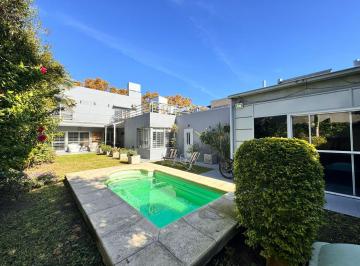 Casa · 206m² · 5 Ambientes · 2 Cocheras · Venta - Casa de Dos Plantas con Jardín y Pileta. 3 Dorm.. Cochera Doble. Refinerías, Rosario.