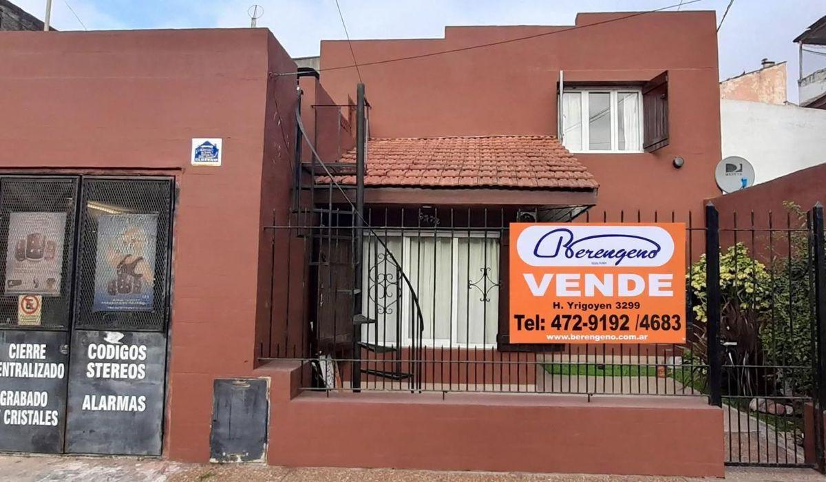Chalet de 3 ambientes con departamento independiente en planta alta, garage, jardín y terraza