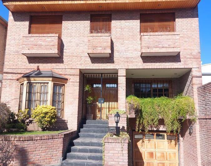 Casa · 238m² · 5 Ambientes · 2 Cocheras