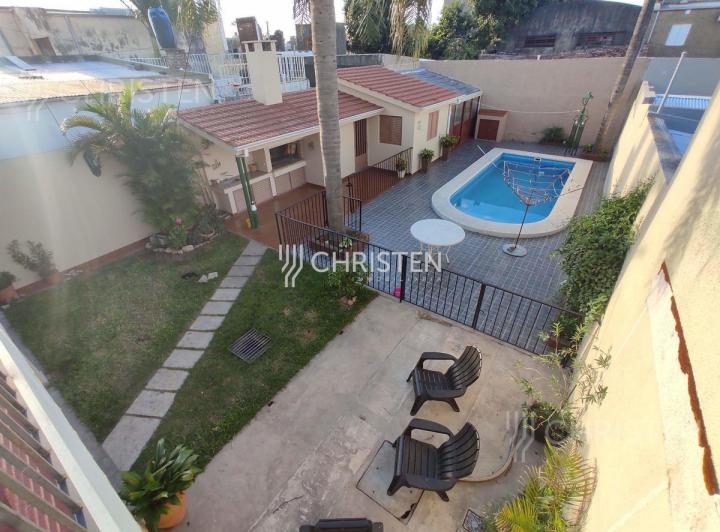 Casa · 215m² · 9 Ambientes · 3 Cocheras