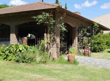 Casa · 220m² · 3 Dormitorios · 2 Cocheras · Importante Inmueble con Salida a Colectora Este