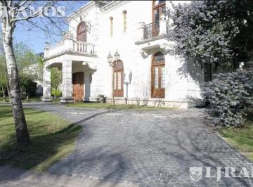 Casa · 390m² · 6 Ambientes · 1 Cochera · Casa - Septiembre