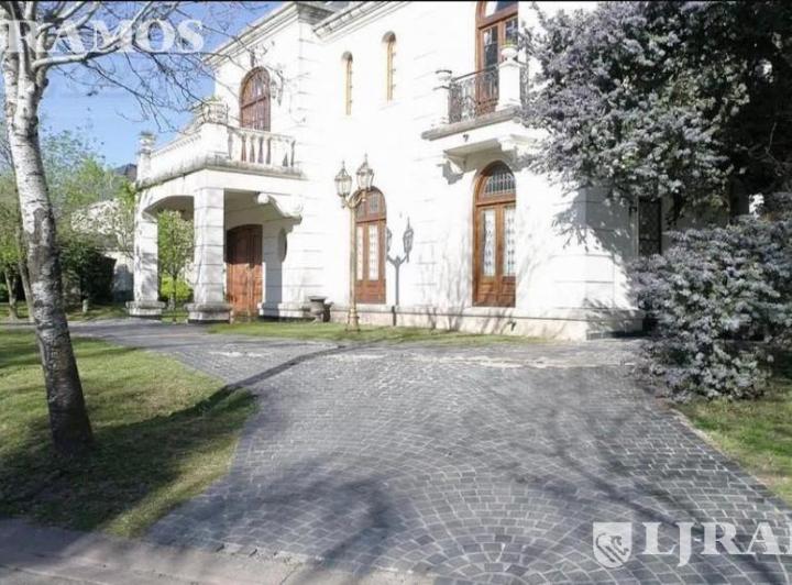 Casa · 390m² · 6 Ambientes · 1 Cochera