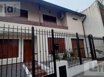 Casa · 220m² · 6 Ambientes · 1 Cochera · Casa en Moron