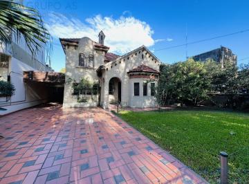 Casa · 284m² · 7 Ambientes · 5 Cocheras · Hermosa Casa de Estilo con Jardín