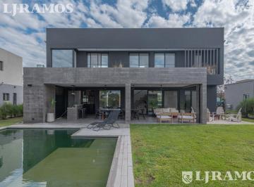 Casa · 190m² · 5 Ambientes · 2 Cocheras · Espectacular Casa en Venta Sobre Lote Interno con Pileta Pg