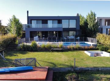 Casa · 370m² · 7 Ambientes · 1 Cochera · Excelente Casa Premium Canton Islas a La Laguna 850k con Piscina