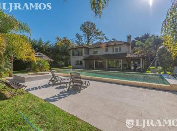 Casa · 2200m² · 7 Ambientes · 4 Cocheras · Increible Casa Quinta en Venta en Barrio Los Naranjos 450.000 Pg