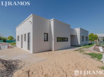 Casa · 180m² · 4 Ambientes · 2 Cocheras · Casa en El Canton - Golf - Pg