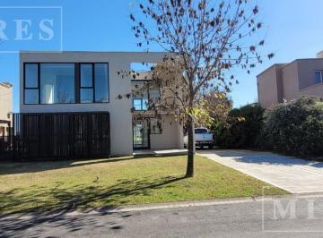 Casa · 300m² · 6 Ambientes · 1 Cochera · Casa en Venta Sobre Lote a La Laguna en El Cantón Golf