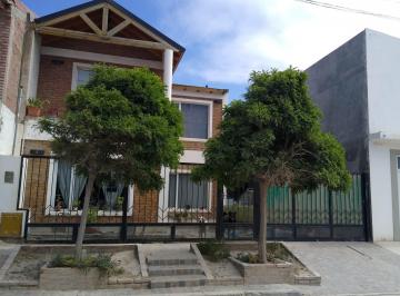 Casa de 5 ambientes, Puerto Madryn · Amplia Casa en Venta de 4 Dorm. Quincho Puerto Madryn