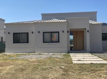 Casa · 180m² · 6 Ambientes · 1 Cochera · Casa Barrio Privado Jardines de San Lorenzo