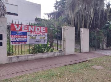 Casa · 318m² · 10 Ambientes · 2 Cocheras · 2 Casas en un Amplio Terreno Cochera Semicubierta Se Acepta Permuta por Departamento de 2 Dormitorio
