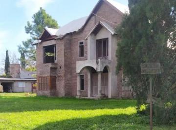 Casa · 306m² · 7 Ambientes · Propiedad en Venta - Gobernador Vera Al 5800 - Funes - 1 Dormitorio.