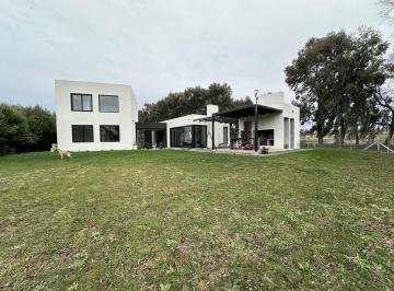 Casa · 220m² · 4 Ambientes · 2 Cocheras · Casa en Venta en B° Arenas del Sur