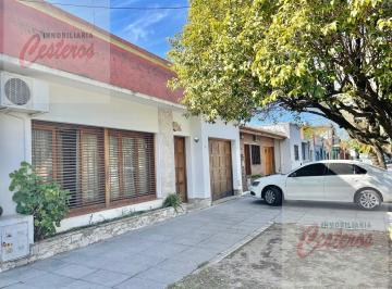 Casa · 151m² · 5 Ambientes · 1 Cochera · Casa en Calle Basavilbaso 834