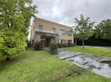 Casa · 350m² · 4 Ambientes · 2 Cocheras · Casa en Alquiler en Barrio La Lomada de Pilar, Pilar, Gba Norte