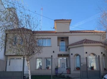 Casa · 310m² · 5 Ambientes · 3 Cocheras · Venta Casa Centenario