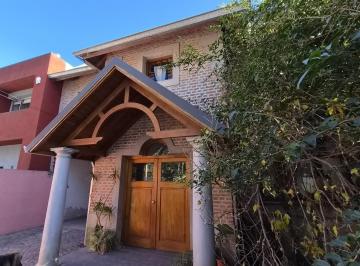 Casa · 258m² · 3 Dormitorios · 2 Cocheras · Casa Venta City Bell 3 Dorm. Entre Caminos