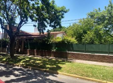 Casa · 185m² · 3 Dormitorios · 3 Cocheras · Casa Venta Zona Comercial City Bell 3 Dorm. Parque Pileta Esquina