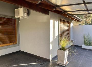 Casa · 133m² · 4 Ambientes · 1 Cochera · Venta Casa con 2 Habitaciones, Jardín en Lobos