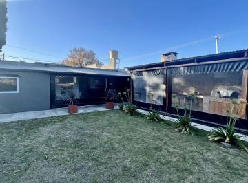 Casa · 133m² · 4 Ambientes · 1 Cochera · Venta Casa con 2 Habitaciones, Jardín en Lobos