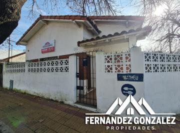 Casa de 3 ambientes, Lomas de Zamora · Chalet de 3 Ambientes con Entrada de Autos y Fondo Libre. Apto Crédito.